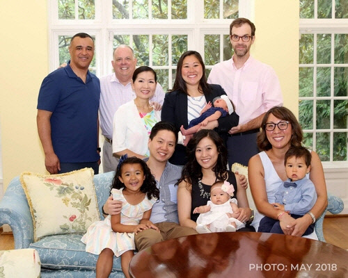 래리 호건 주지사의 가족 사진뒷줄 왼쪽 두번째가 호건 주지사. 세번째는 유미 여사. <호건 주지사 트위터 캡처>